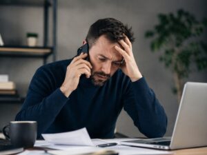 Propriétaire d’immeuble locatif stressé par la gestion quotidienne et les urgences